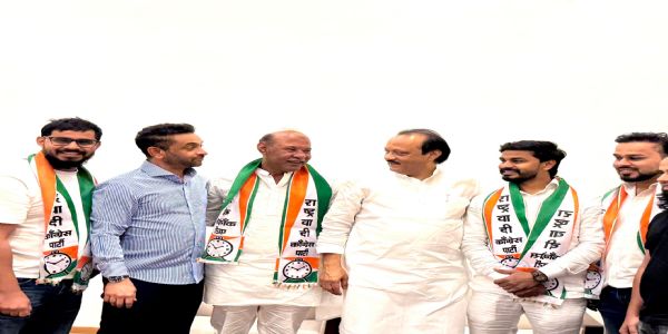 एमआईएम के शाह आलम अजित पवार की उपस्थिति में एनसीपी में शामिल