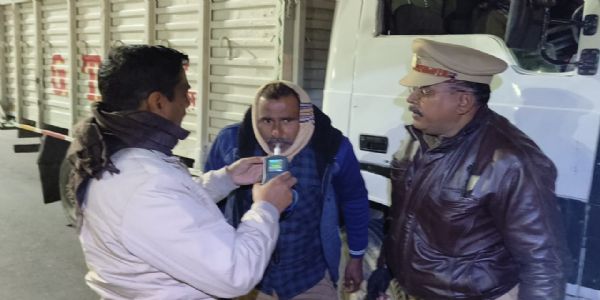 गंगा बैराज पर देर रात ताबड़तोड़ चेकिंग, स्टंटबाजों और नशेड़ी चालकों में हड़कंप