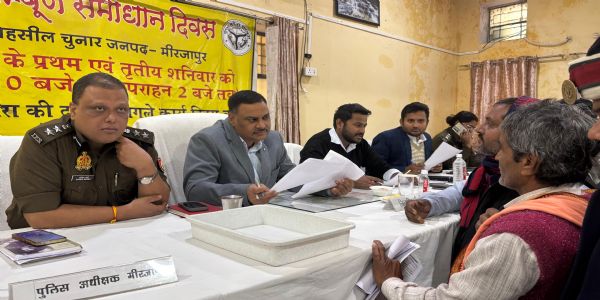 समाधान दिवस में अधिकारियाें ने फरियादियों की समस्याओं पर लिया त्वरित एक्शन