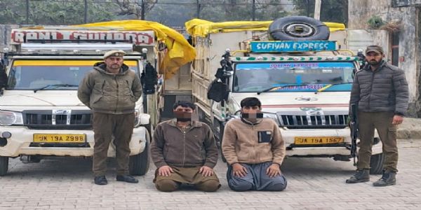 पुलिस ने 10 गोवंश को बचाया, दाे वाहन जब्त