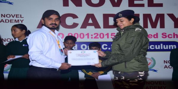 स्कूली छात्र-छात्राओं और विद्यालय कर्मियों को एसएसबी ने दिया प्रमाणपत्र