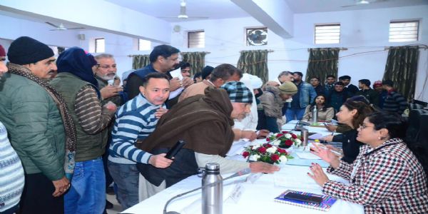 डीएम एसपी ने जनता की शिकायतों काे सुनकर कराया समाधान