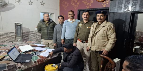 रिहायशी मकान से 55 ग्राम चरस व 20 लीटर अवैध देसी शराब बरामद, एक गिरफ्तार