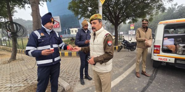 कमिश्नर की पहल पर ठंड से बचाव के लिए ड्यूटी पर तैनात पुलिस कर्मियों को पिलाई जा रही है चाय