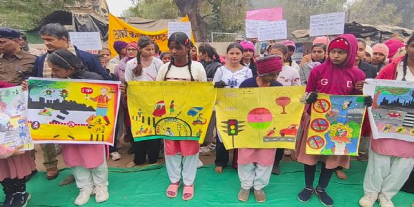छात्राओं ने नुक्कड़ नाटक के जरिए लाेगाें काे किया यातायात नियमों के प्रति जागरूक