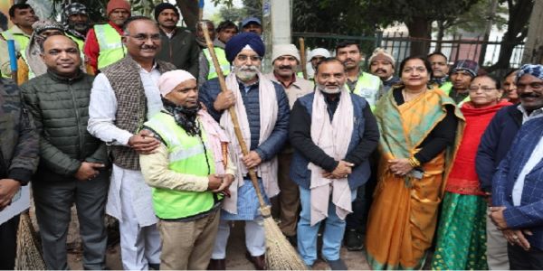 महापौर ने गोकलपुर ड्रेन का किया निरीक्षण, नागरिक सुविधाओं से जुड़े विषयों पर दिए निर्देश