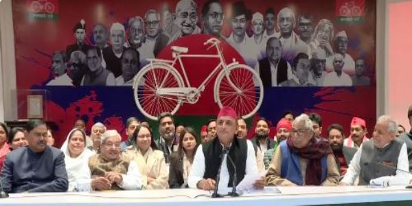 कोडिन मामले के आरोपितों की जिन-जिन के साथ तस्वीरें हैं, उन पर चले बुलडोजर : अखिलेश यादव