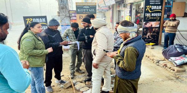 फतेहाबाद : बाहरी राज्यों से आए युवकों के रतिया पुलिस ने जांचे दस्तावेज