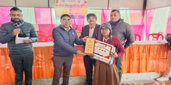 विज्ञान क्विज प्रतियोगिता में मेधावी सम्मानित