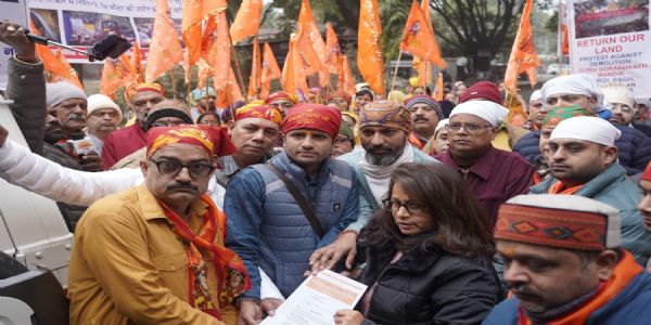 दिल्ली के पीर रतन नाथ मंदिर में की गई कार्रवाई का विरोध