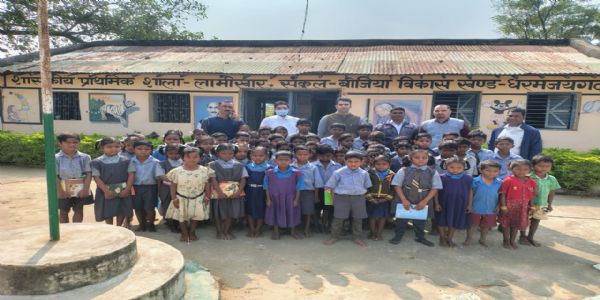 रायगढ़ : घने वनांचल के विद्यालय पहुँचे कलेक्टर, शिक्षा के नवाचारों को सराहा