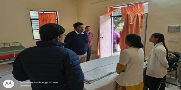 लापरवाह स्वास्थ्यकर्मियों पर डीएम के तेवर सख्त, वेतन रोकने का आदेश