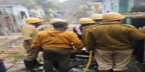 खड़गपुर में पूजा के दौरान दीये से लगी आग