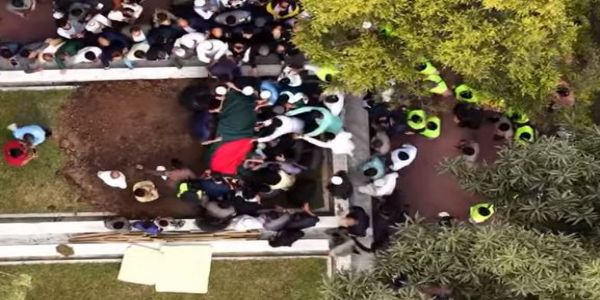 इंक़लाब मंच के प्रवक्ता शरीफ उस्मान हादी को शनिवार को ढाका विश्वविद्यालय के केंद्रीय मस्जिद के पास सुपुर्द-ए-खाक किया गया