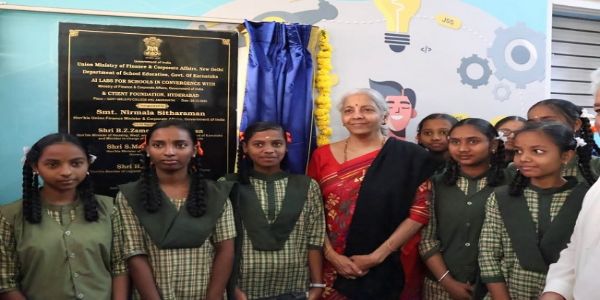 सरकारी स्कूलों में सायंट एआई लैब-‘विजयपथ’ की शुरुआत करते सीतारमण