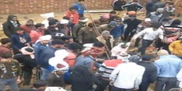 दीवार गिरने से सात लोग दबे