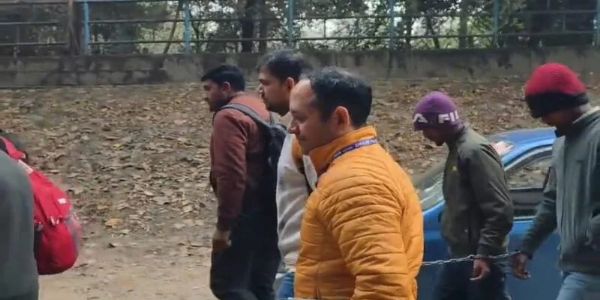 आरोपियो को लेकर जाती पुलिस