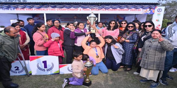 बीएल एग्रो स्टेडियम, बरेली में आयोजित 10वीं यूपी राज्य पैरा पावरलिफ्टिंग एवं पैरा एथलेटिक्स चैंपियनशिप 2025-26 के समापन पर विजेता पैरा एथलीट्स ट्रॉफी और पदक के साथ जश्न मनाते हुए, साथ में आयोजक, अतिथि और सहयोगी।