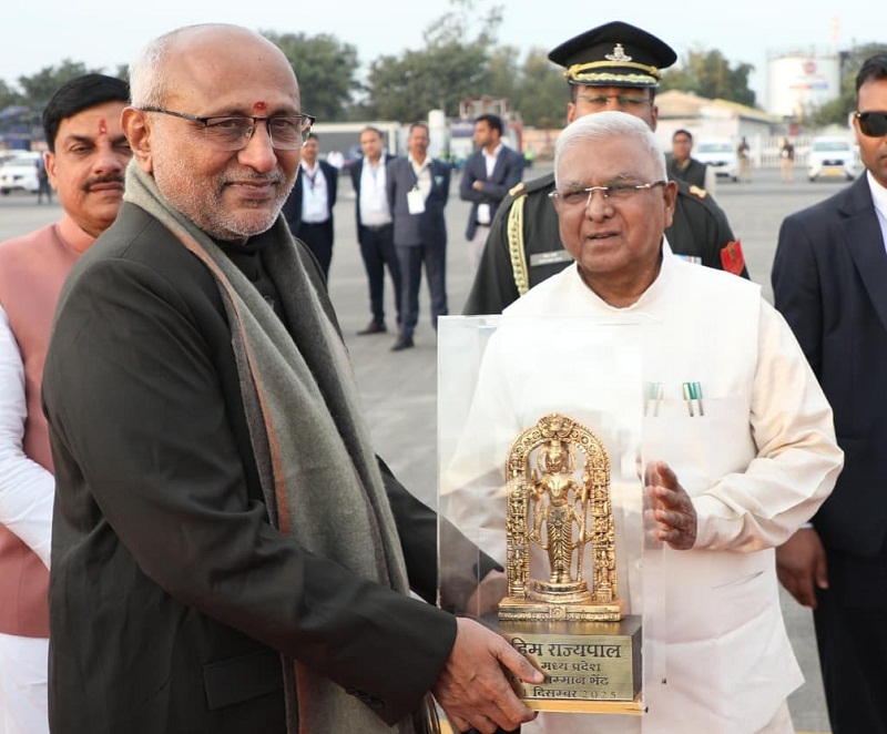 उप राष्ट्रपति को इंदौर एयरपोर्ट पर स्मृति चिन्ह भेंट कर दी गई विदाई