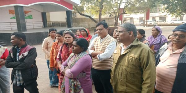 एयर कंडीशन बस की बुकिंग, भेज दी गई खटारा बस, यात्रियों ने की पुलिस में शिकायत