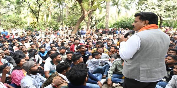 रायपुर : उपमुख्यमंत्री विजय शर्मा ने आरक्षक भर्ती के अभ्यर्थियों से रूबरू होकर उनसे सीधा संवाद किया