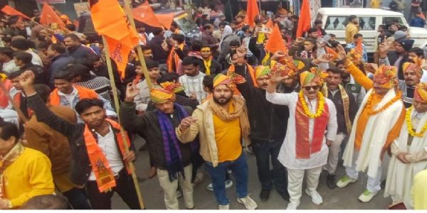 शहर में निकली सनातनी हिन्दू राष्ट्र पद यात्रा,डीजे बजाने पर पुलिस ने लगाई राेक