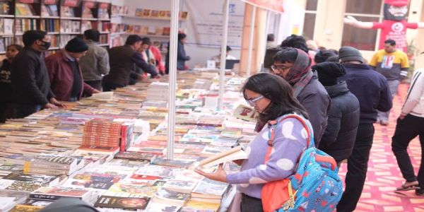 प्रयागराज पुस्तक मेले में ‘गुनाहों का देवता’ और ‘कैकेयी के राम’ से रुबरु हुए पाठक