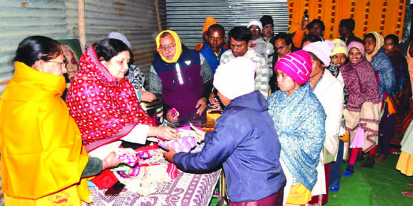 कड़ाके की ठंड में सेवा में जुटे सैकड़ों स्वयंसेवी, वितरित किए गरम कपड़े