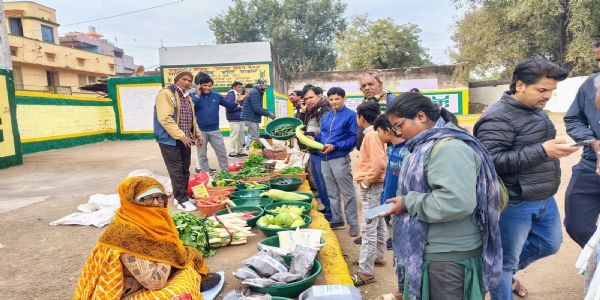 शिवपुरी: जैविक एवं प्राकृतिक हाट बाजार में लोगों ने खरीदे जैविक सब्जी, फल एवं खाद्यान्न