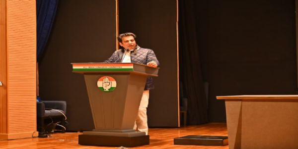 बेघरों को लेकर आंकड़ों की बाजीगरी बंद करे दिल्ली सरकार : देवेंद्र यादव