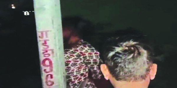 मानसिक विक्षिप्त महिला को खंबे से बांधकर पीटा