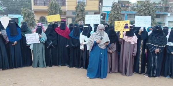 हिजाब के समर्थन में मानगो के गांधी मैदान में मुस्लिम महिलाओं का प्रदर्शन