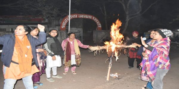 बांग्लादेश में हिंदुओं पर अत्याचार के खिलाफ भाजपा महिला मोर्चा ने फूंका मोहम्मद यूनुस का पुतला