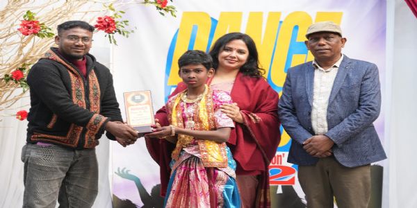 द क्रिएटिव कॉर्नर में डांस का बॉस प्रतियोगिता और क्रिसमस समारोह आयोजित