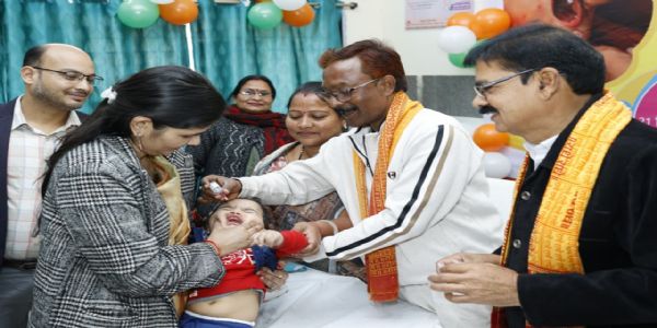 महापौर व सभापति ने बच्चों को पल्स पोलियो की दवा पिलाकर अभियान का किया शुभारंभ
