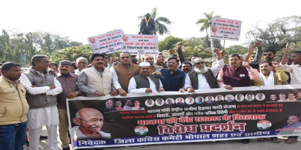 मनरेगा का नाम बदलने के विरोध में कांग्रेस ने गांधी प्रतिमा के सामने किया प्रदर्शन