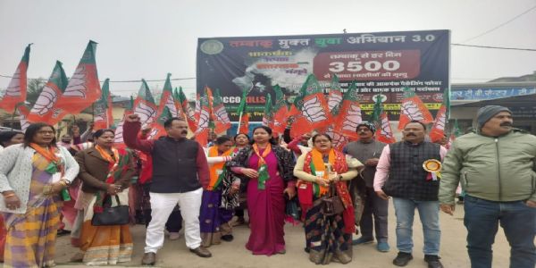 मासूम की लाश थैली में ले जाने के मामले में सदर अस्पताल में भाजपा का धरना