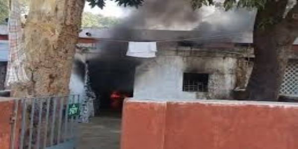 शहडोल: ओरिएंट पेपर मिल कॉलोनी के क्वॉर्टर में लगी भीषण आग, लाखों का सामान जलकर खाक