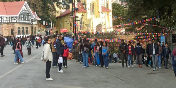 हिमाचल प्रदेश में ठंड और कोहरे की दोहरी मार, सैलानियों को बर्फबारी का इंतज़ार