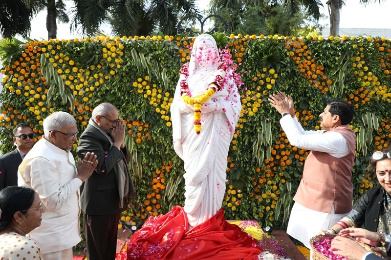 उपराष्ट्रपति ने किया लोकमाता देवी अहिल्याबाई की प्रतिमा का अनावरण