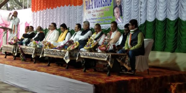 सभा को संबोधित करते कांग्रेसी नेता