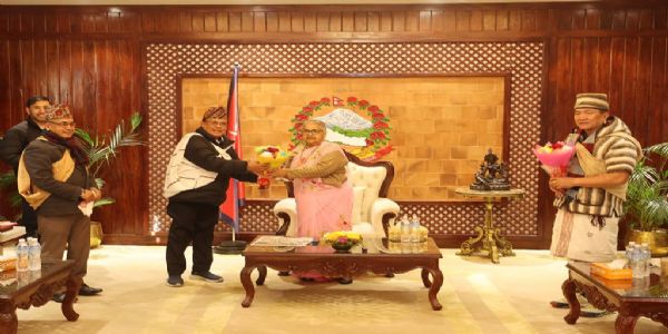 प्रधानमंत्री सुशीला कार्की  सांस्कृतिक संगठन के प्रतिनिधि से मुलाकात करती हुई