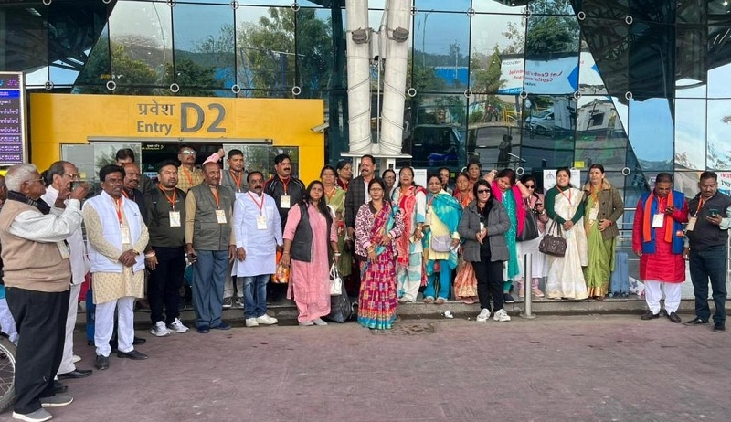 मंत्री कैलाश विजयवर्गीय के साथ 40 वरिष्ठ यात्रियों ने किया अपना पहला हवाई सफर