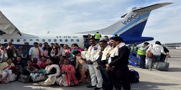 मंत्री कैलाश विजयवर्गीय के साथ 40 वरिष्ठ यात्रियों ने किया अपना पहला हवाई सफर