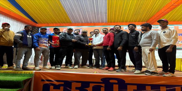 आयोजकों केसाथ विजय टीम के प्रतिभागी