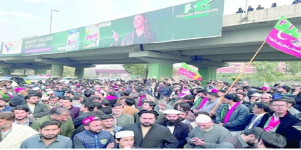 पेशावर में पीटीआई नेतृत्व के आह्वान पर प्रदर्शन किया जा चुका है। फोटो - इंटरनेट मीडिया