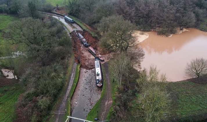इंग्लैंड में विशाल सिंकहोल से मचा हड़कंप, नहर में फंसीं नावें इंग्लैंड में विशाल सिंकहोल से मचा हड़कंप, नहर में फंसीं नावें