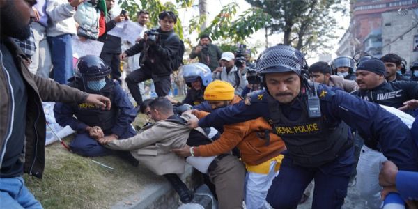 काठमांडू में प्रदर्शन कर रहे जेन जी को नियंत्रण में लेती पुलिस