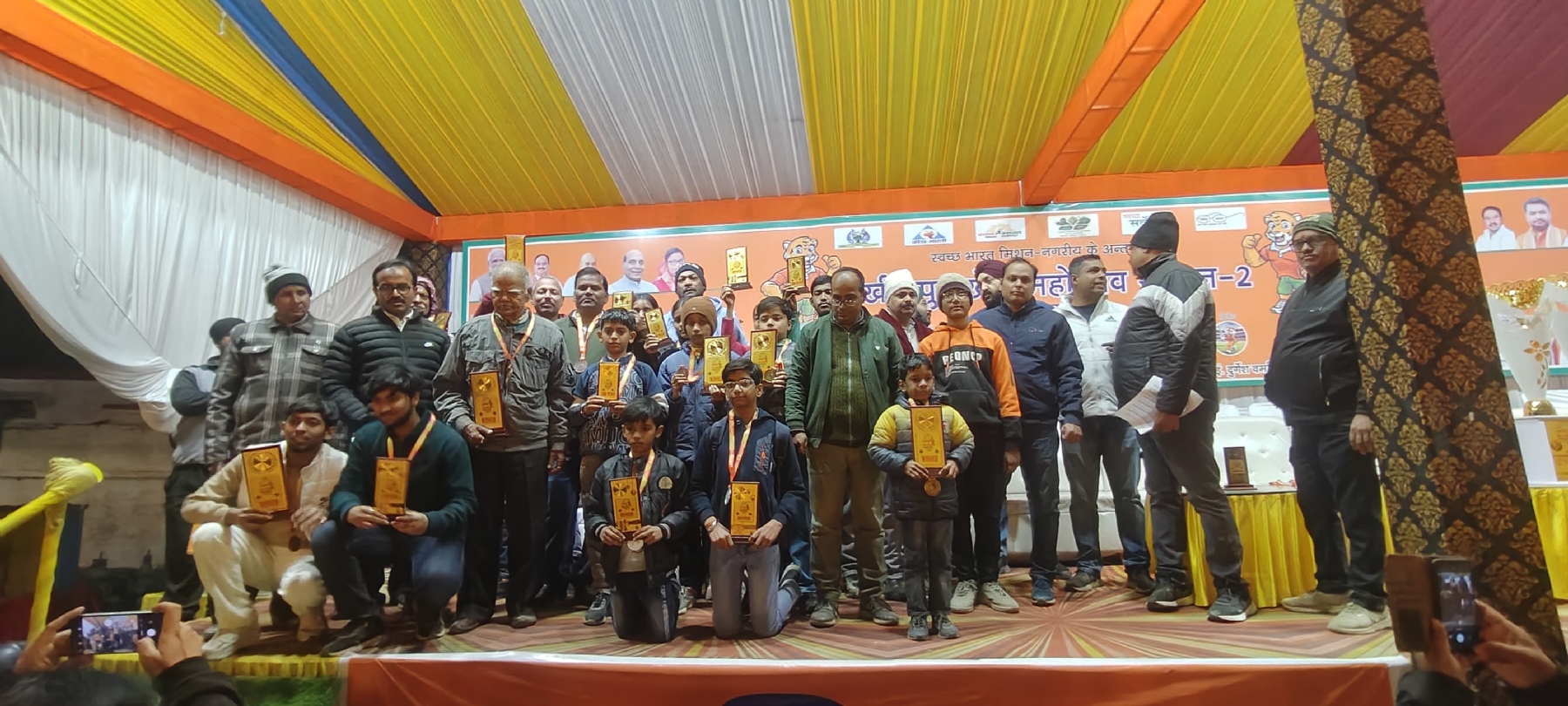 आयोजकों केसाथ विजय टीम के प्रतिभागी