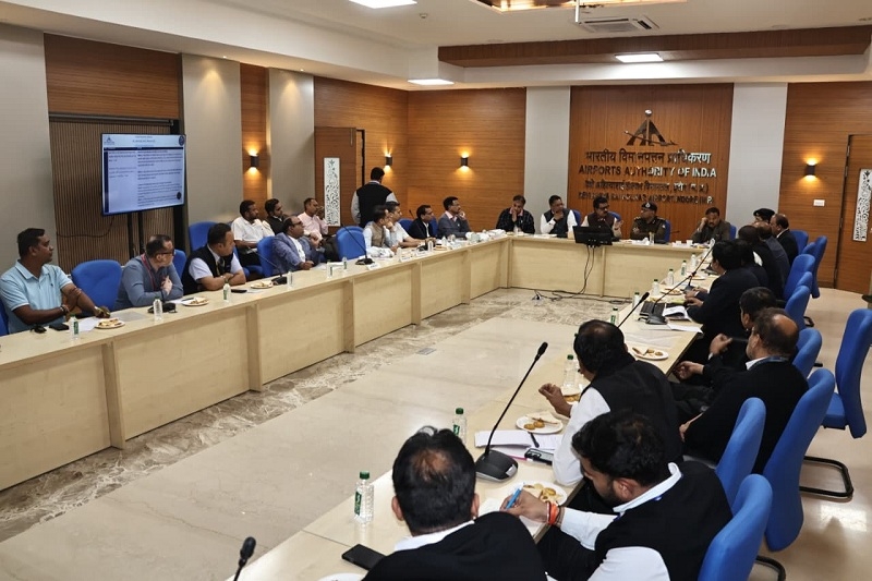 एयरपोर्ट परिसर में अहम बैठक एयरपोर्ट परिसर में अहम बैठक